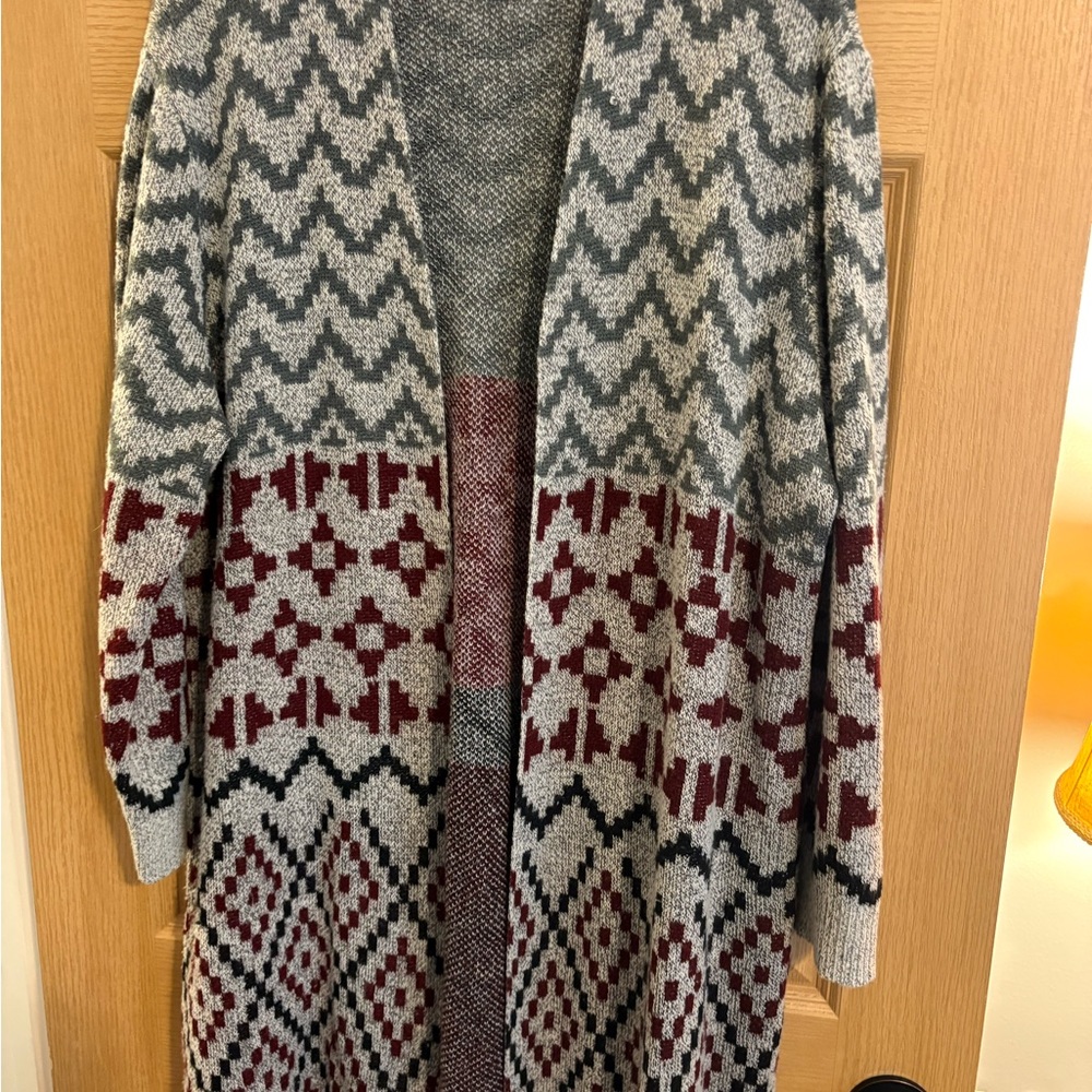 Signature Studio Gray and Burgundy Geometric Cardigan